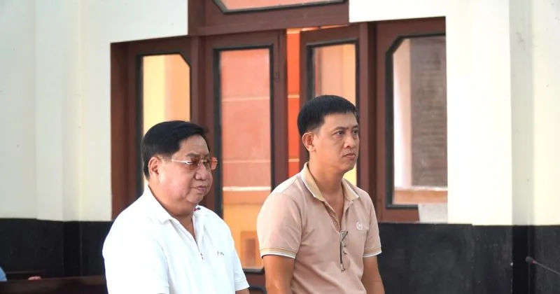 Bị cáo Đoàn Văn Thanh (bên trái) và bị cáo Võ Trần Chí Công tại phiên tòa phúc thẩm Tòa bác đơn kháng cáo kêu oan của Cựu trưởng Công an TP Mỹ Tho bút phê thao 235 người vi phạm