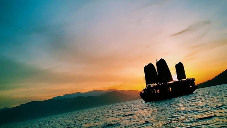 Tour Du Thuyền Emperor Ngắm Hoàng Hôn Nha Trang Tour Du Thuyền Emperor Ngắm Hoàng Hôn Nha Trang