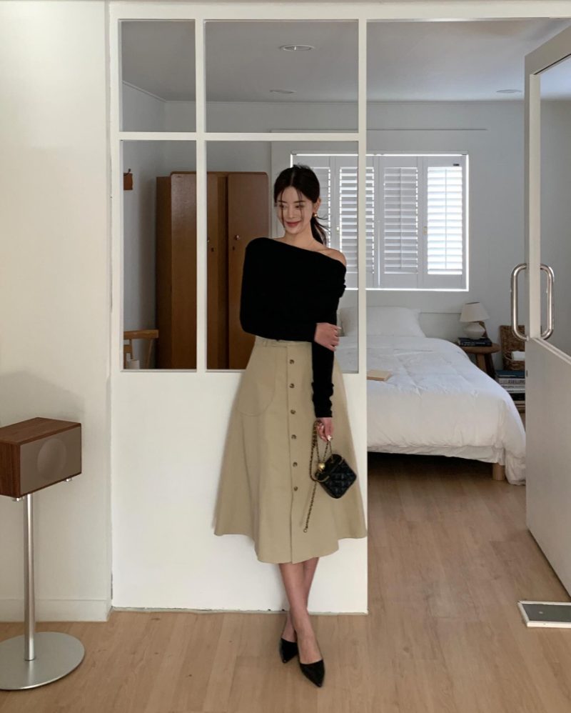 kieu-ao-ket-hop-voi-chan-vay-dai-3-1514 Ngoài những kiểu áo thiết kế cầu kỳ, chị em cũng có thể lựa chọn áo thun để mix cùng chân váy dài