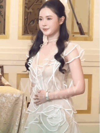 midu2-0747 Midu có hành động đưa tay đặt ngay bụng và vuốt ve tầm vài giây