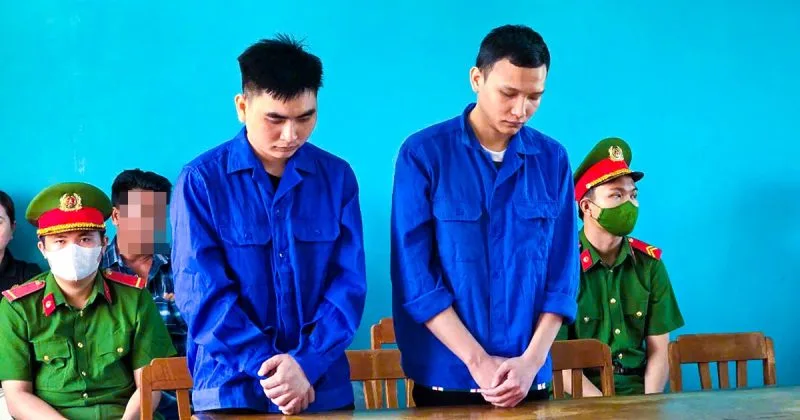 Từ trái qua: bị cáo Lê Dương Trung Nguyên và bị cáo Dương Gia Huy. Ảnh: VĂN VŨ Từ trái quaL bị cáo Lê Dương Trung Nguyên và bị cáo Dương Gia Huy bị TAND tỉnh Kiên Giang tuyên phạt mỗi bị cáo 7 năm tù tội giết người.