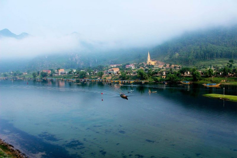 tour động phong nha suối nước moọc Phong cảnh hữu tình hai bên bờ sông Son