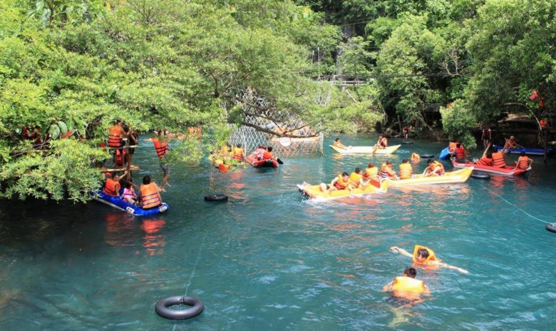 tour động phong nha suối nước moọc Bơi lội, chèo thuyền trên dòng nước xanh như ngọc của Suối Nước Moọc