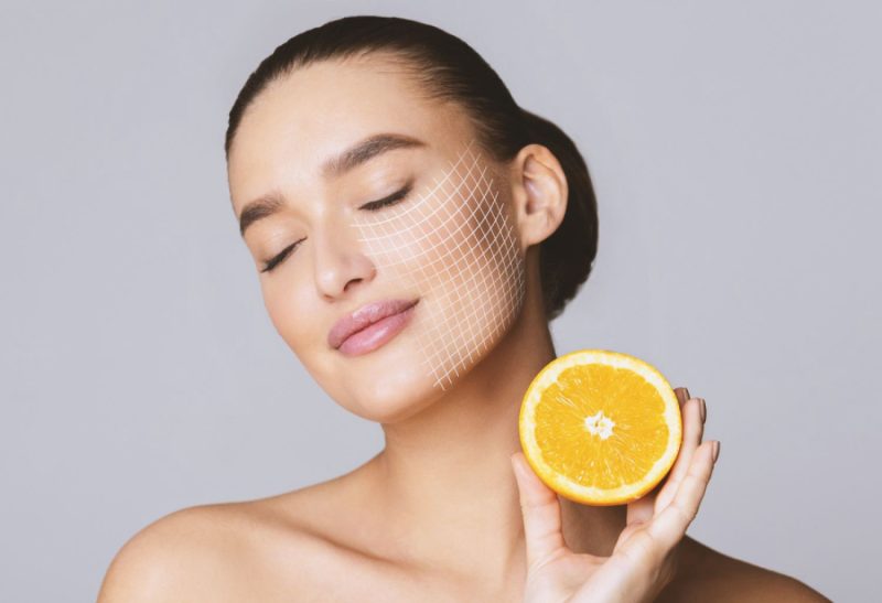vitaminc2-0917 Vitamin C còn có tác dụng chống oxy hóa mạnh mẽ, giúp bảo vệ da khỏi các tác nhân gây hại từ môi trườn
