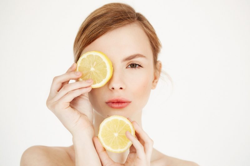 vitaminc3-0917 Ngoài việc thoa trực tiếp lên da, bổ sung Vitamin C qua chế độ ăn uống cũng rất quan trọng.