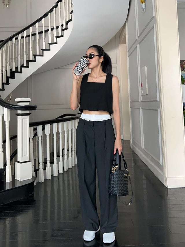 ao-hai-day3-0819 Áo hai dây đen dáng lửng và quần âu màu đen cạp cao nổi bật và hack dáng.