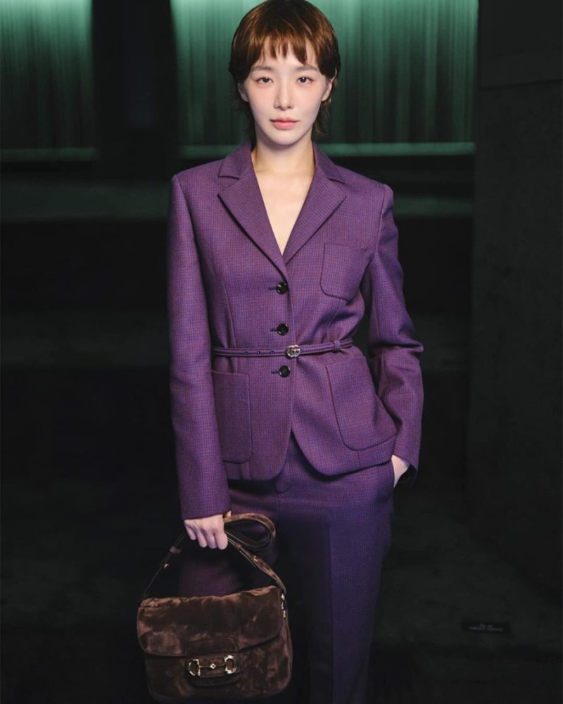 c-0835 Park Gyu-Young xuất hiện tại show với bộ vest tím sang trọng