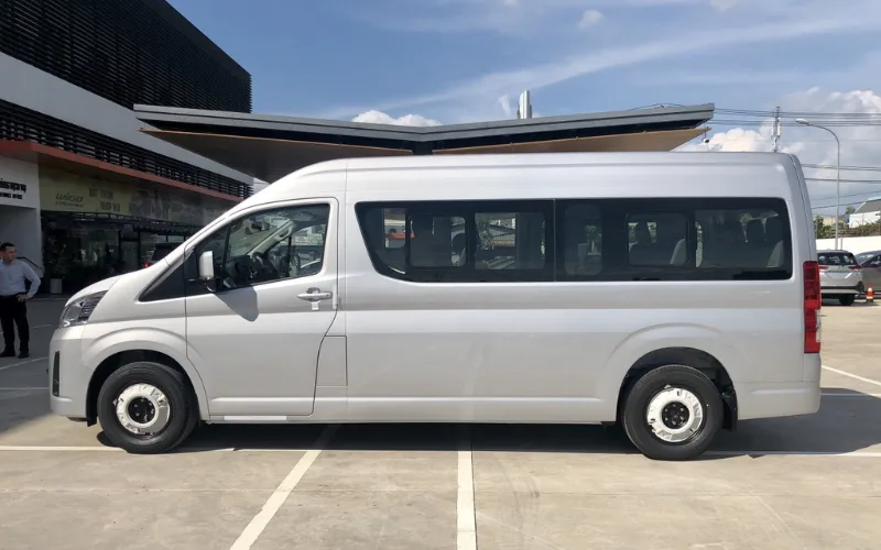 cac-dong-xe-16-cho-10-png Toyota Hiace sở hữu chiều dài khoảng 5.265 mm, rộng khoảng 1.950 mm và cao khoảng 1.990 mm