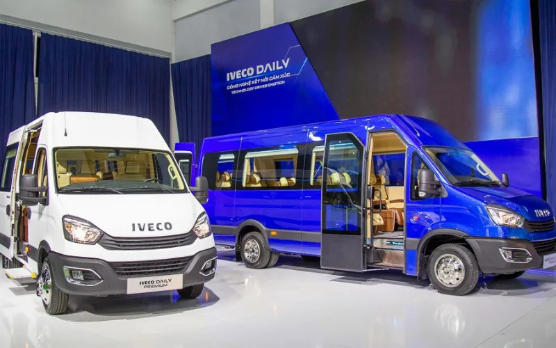 cac-dong-xe-16-cho-14-png Về thiết kế, mẫu xe 16 chỗ Iveco Daily nổi bật với lưới tản nhiệt mạ chrome, cụm đèn pha halogen tích hợp đèn LED chiếu sáng ban ngày