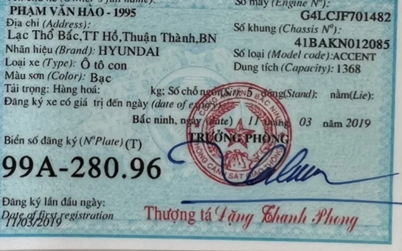 dan-decal-doi-mau-xe-o-to-co-bi-phat-khong-3-png Chủ xe khi đổi màu sơn xe ô tô cần phải làm thủ tục đăng ký đổi giấy chứng nhận đăng ký xe