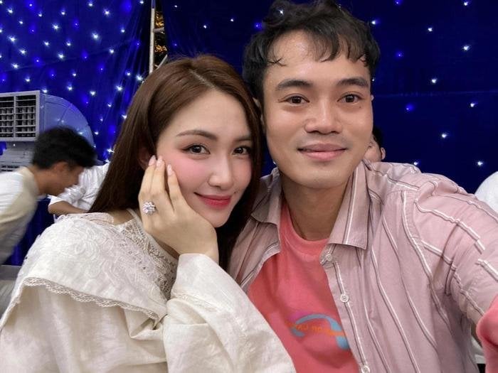 hoaminzy-0819 Hòa Minzy nói về lý do liên tục phủ nhận hẹn hò Văn Toàn