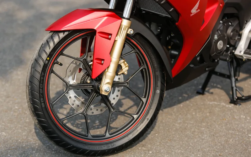 honda-winner-2025-7-png Về hệ thống an toàn, Honda Winner 2025 được trang bị phanh đĩa cho cả bánh trước và bánh sau, đảm bảo khả năng giảm tốc an toàn