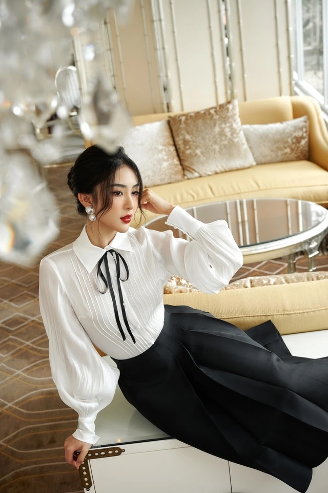 kieu-vay-ket-hop-ao-so-mi-1-1736 Áo sơ mi và chân váy xếp ly