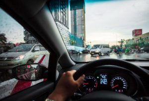 Hướng dẫn cách lái ô tô trong thành phố cho người mới tập lái