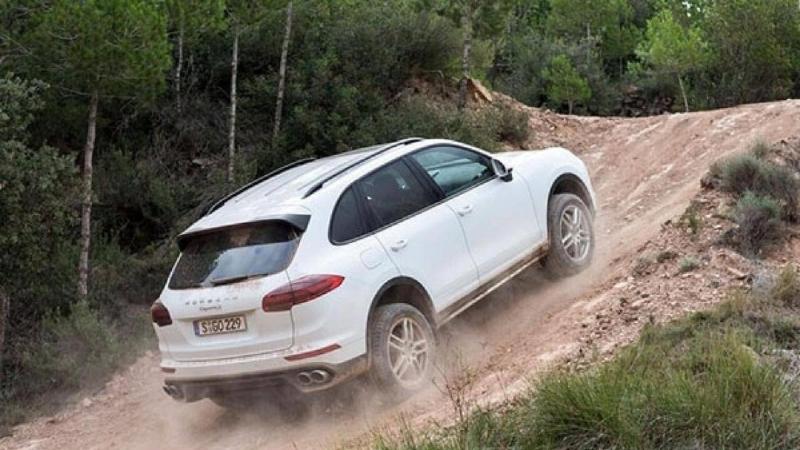 Cách xử lý xe ô tô bị chết máy khi đang lên dốc nên làm như thế nào?