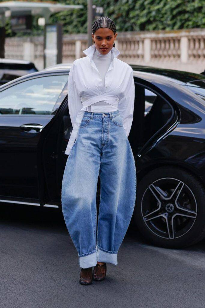 quanjeans3-0858 Kiểu dáng rộng ở phần đùi và thu hẹp dần về phía mắt cá giúp tạo cảm giác độc đáo và hiện đại
