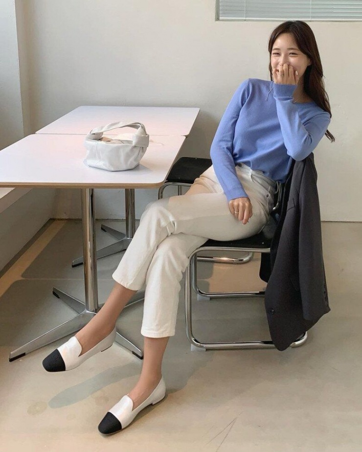 quantrang6-0832 Để quần trắng không bị nhàm chán, bạn có thể kết hợp với áo hoặc phụ kiện mang màu sắc nổi bật.