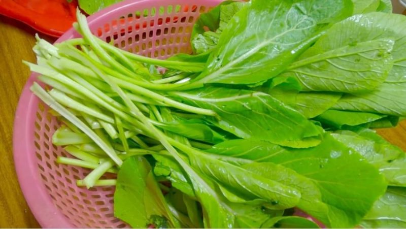 rau-cu-thuong-bi-tam-thuoc-tru-sau-1503 Thuốc hóa học thường được phun trực tiếp lên lá rau, trong khi đó, thời gian sinh trưởng của rau cải rất ngắn