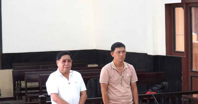 Bị cáo Đoàn Văn Thanh (bên trái) và Võ Trần Chí Công (bên phải) tại phiên tòa phúc thẩm ngày 6-3. Ảnh: ĐÔNG HÀ Phúc thẩm vụ Trưởng Công an TP Mỹ Tho bút phê tha 235 người vi phạm giao thông