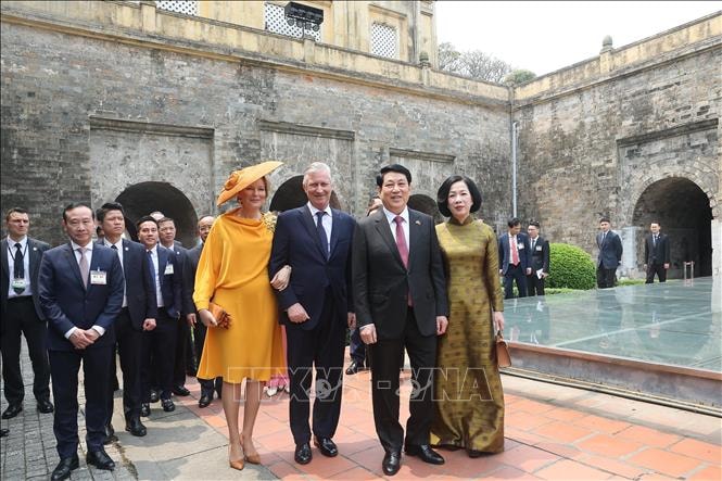 vna_potal_chu_tich_nuoc_va_nha_vua_bi_tham_hoang_thanh_thang_long_stand vna_potal_chu_tich_nuoc_va_nha_vua_bi_tham_hoang_thanh_thang_long_stand.jpg