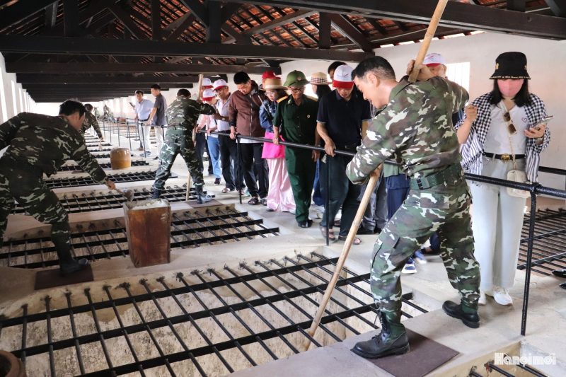 w_img_3079 Phía trên chuồng cọp có dãy song sắt và hành lang để gác ngục từ trên cao quan sát bên dưới. Những tên lính này thường tra tấn các tù nhân bằng cách dùng gậy có đầu bọc sắt nhọn chọc từ trên cao xuống, chúng dùng các hình thức tra tấn dã man như dội nước bẩn, ném vôi bột vào vết thương các tù chính trị, không cho tắm, thùng vệ sinh thì từ 1 - 2 tháng chúng mới cho đi đổ một lần. Ảnh: Ngọc Diệp.