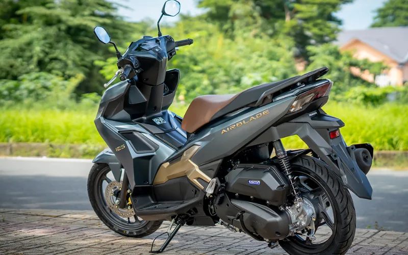 xe-tay-ga-danh-cho-nam-10-png Giá bán của Honda Air Blade 125 dao động ở mức trên 42 triệu đồng