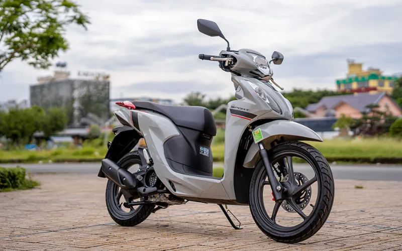 xe-tay-ga-danh-cho-nam-13-png Honda Việt Nam đã giới thiệu phiên bản Vision thể thao với hai tùy chọn màu sắc là đen và xám xi măng, hướng đến nhóm khách hàng nam giới