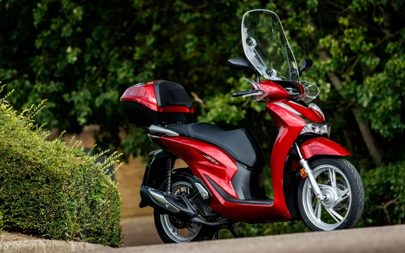xe-tay-ga-danh-cho-nam-19-png Honda SH 125i là một lựa chọn đáng chú ý trong phân khúc xe tay ga nam cao cấp, nơi mà sự lựa chọn không còn quá nhiều