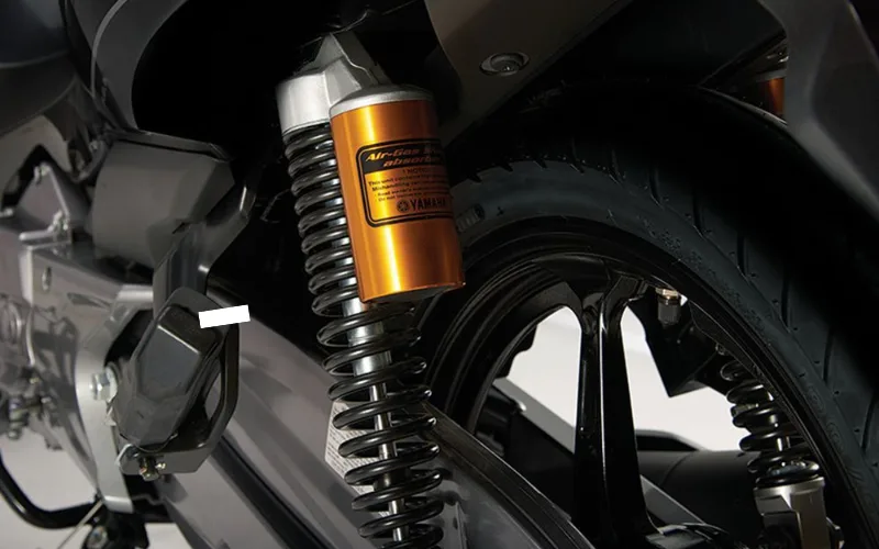 yamaha-jupiter-2-1-png Mẫu xe số này còn sở hữu hệ thống giảm xóc bao gồm phuộc nhún ống lồng ở phía trước và giảm xóc lò xo trụ đôi ở phía sau