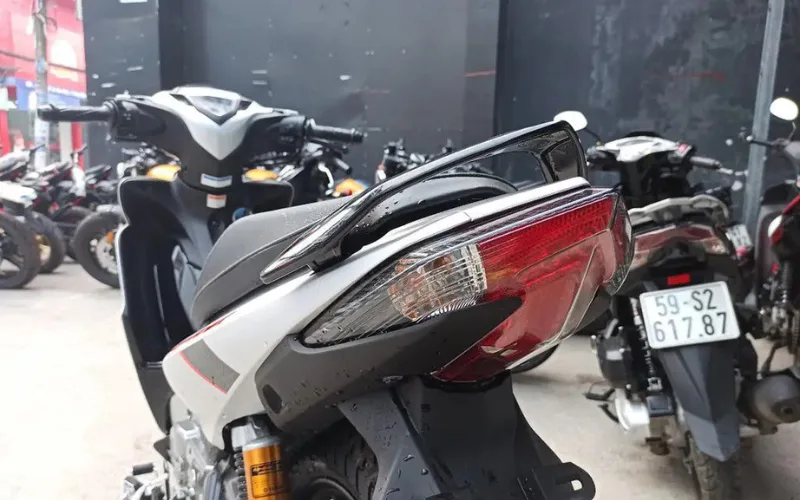 yamaha-jupiter-5-1-png Tiến về phía sau, cụm đèn hậu của Yamaha Jupiter 2025 được thiết kế theo phong cách thể thao