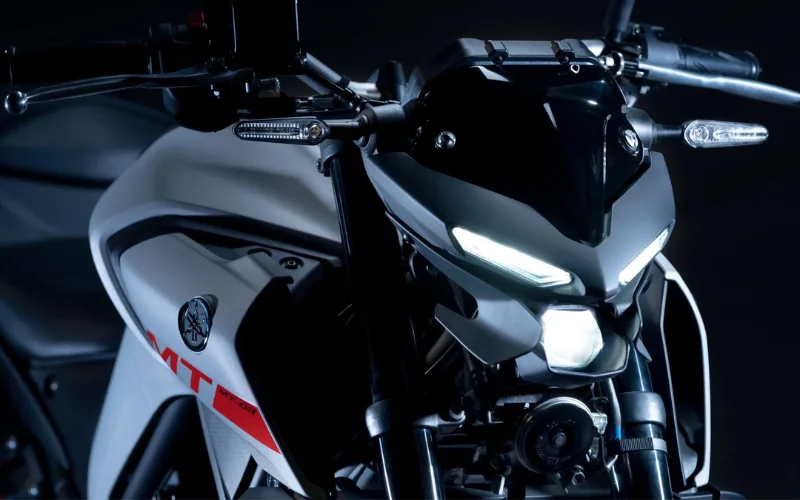 yamaha-mt-03-5-png Cụm đèn chiếu sáng trên xe được trang bị công nghệ Full LED