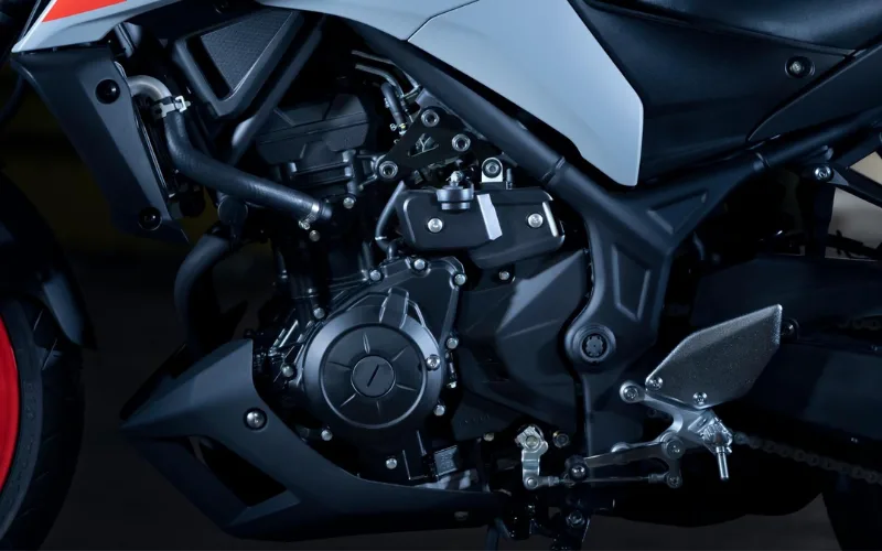 yamaha-mt-03-6-png Về động cơ, Yamaha MT-03 phiên bản 2025 tiếp tục sử dụng khối động cơ DOHC (Double Overhead Camshaft - trục cam đôi)