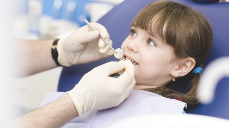Chi phí trám răng cho trẻ em giá bao nhiêu? Bao lâu nên khám nha khoa trẻ em?