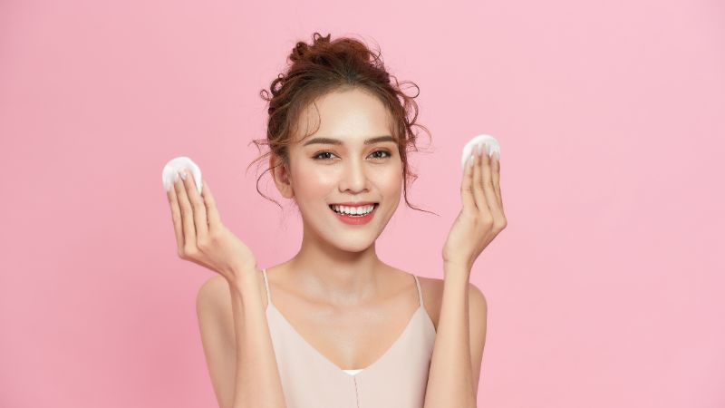 chamsocda2-0908 Các dưỡng chất trong mặt nạ sẽ thẩm thấu vào da, tái tạo và phục hồi làn da, giúp da trở nên mịn màng
