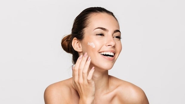 dadep-0905 Trước khi trang điểm, hãy đảm bảo làn da được cung cấp đủ độ ẩm bằng cách sử dụng kem dưỡng