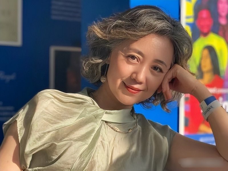 Vì sao phụ nữ trung niên nên cắt tóc ngắn thay vì nhuộm tóc? Nhìn ảnh so sánh bạn sẽ thấy rõ! - Ảnh 12. Vì sao phụ nữ trung niên nên cắt tóc ngắn thay vì nhuộm tóc? Nhìn ảnh so sánh bạn sẽ thấy rõ! - Ảnh 12.