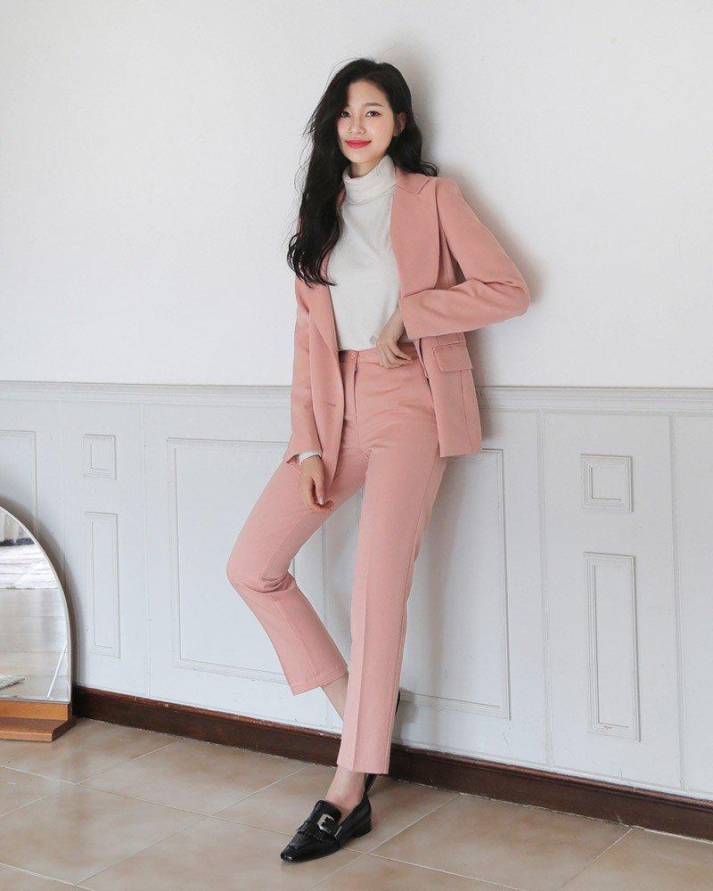 gammau1-0828 Hồng đất là một trong những gam màu vừa nhẹ nhàng vừa đủ nổi bật để làm sáng làn da ngăm.