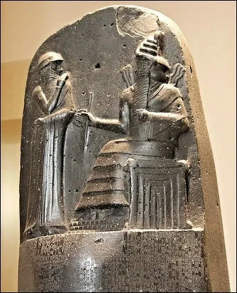 Phần trên của bia đá chứa Bộ luật Hammurabi. hammurabi-hình-phạt-tử-hình.jpg
