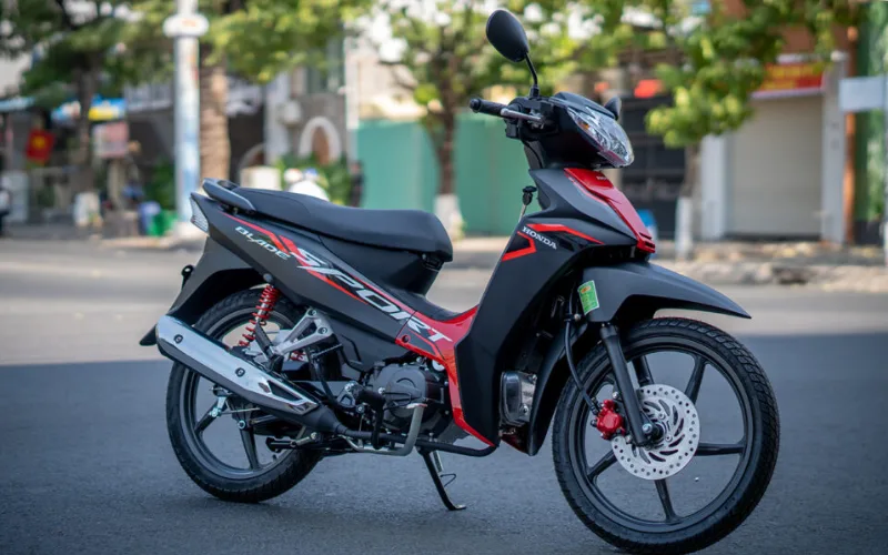 honda-blade-2025-2-png Yên xe được thiết kế thon gọn ở phần trước nhưng vẫn đảm bảo độ êm ái cần thiết