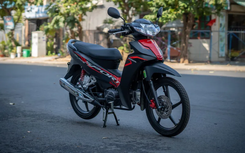honda-blade-2025-3-png Thiết kế của Honda Blade 2025 là sự hòa quyện giữa nét thể thao mạnh mẽ và sự thanh thoát gọn gàng hướng đến những khách hàng trẻ tuổi năng động và cá tính
