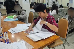 mot-viet-kieu-duoc-lam-ho-so-xin-cap-lai-so-hong-bi-danh-trao-1-8991-7994-jpg Chi nhánh Văn phòng đăng ký đất đai quận 10 mời bà Nguyễn Ngọc Liên đến làm việc
