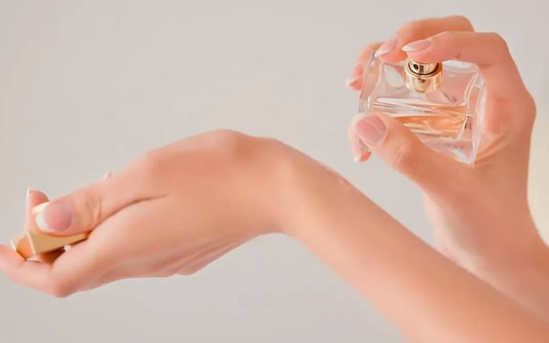 nuochoa3-0923 Nếu có, hãy xịt vào những khu vực ít tiếp xúc trực tiếp với ánh sáng như vùng cổ tay, sau tai hay sau đầu gối.