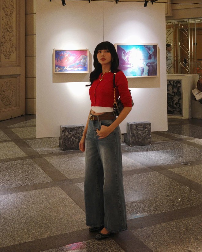 quanjeans5-0844 Cô không chỉ chọn quần jeans xanh năng động mà còn biến hóa với quần jeans trắng thanh lịch, nữ tính.