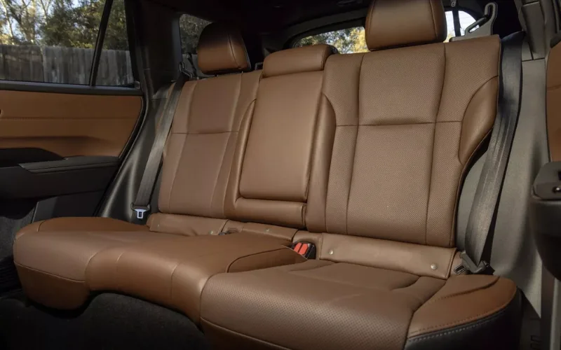 subaru-outback-2025-6-png Về tổng thể không gian bên trong cabin, khu vực này được hứa hẹn sẽ yên tĩnh hơn nhờ khả năng giảm tác động của tiếng ồn từ gió lên đến 10%