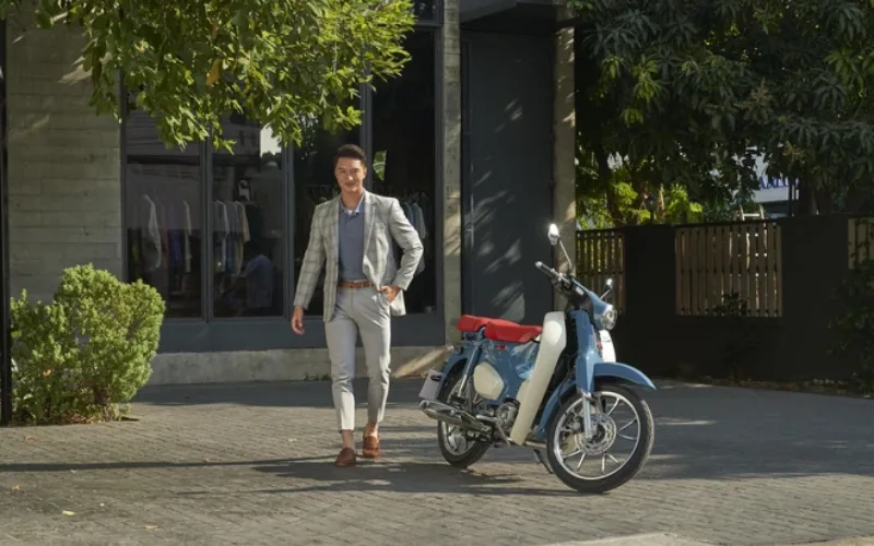 super-cub-125cc-2-png Điểm khác biệt dễ nhận thấy giữa hai phiên bản nằm ở màu sắc