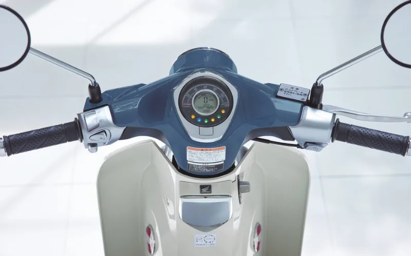 super-cub-125cc-4-png Cả hai phiên bản đều được trang bị cụm đồng hồ analog kết hợp màn hình LCD hiển thị các thông tin cần thiết