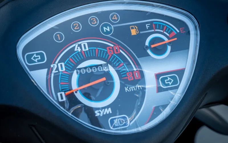 suzuki-elegant-10-png SYM Elegant 2025 được trang bị cụm đồng hồ analog hiển thị các thông tin cơ bản như tốc độ, quãng đường và mức nhiên liệu