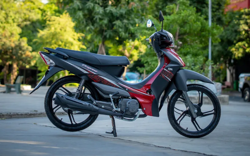 suzuki-elegant-8-png Xe có hai tùy chọn màu sắc cơ bản là Xanh đen và Đỏ đen