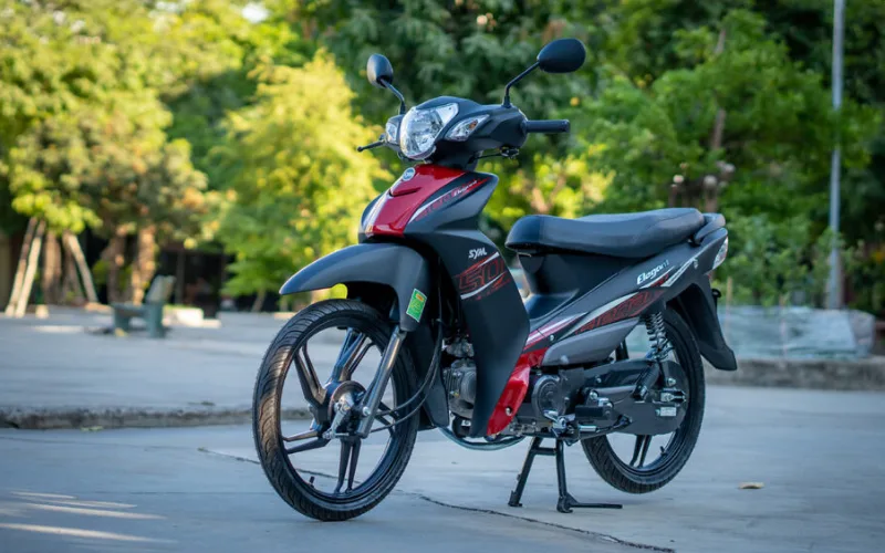 suzuki-elegant-9-png SYM Elegant 2025 là một mẫu xe số giá rẻ hướng đến sự tiện dụng và tiết kiệm với mức giá hấp dẫn