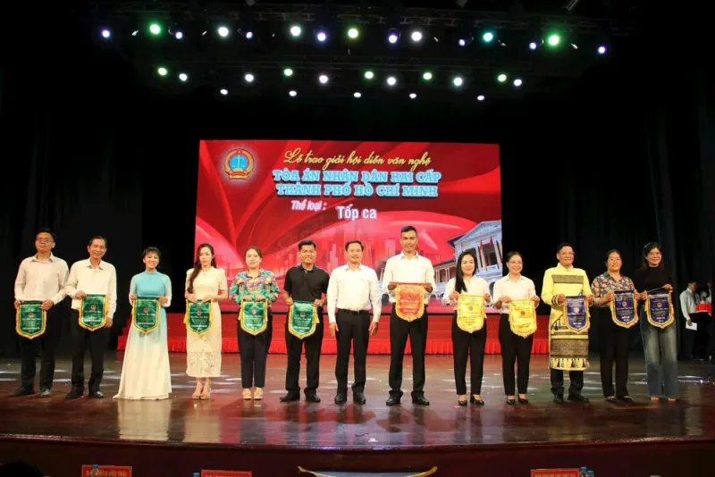 Chánh án TAND TP.HCM Lê Thanh Phong trao giải cho các đội thi. Ảnh: QT TAND hai cấp TP.HCM